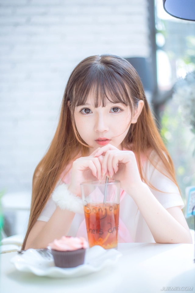 “孙权亲自去了柴桑，将周瑜的尸骨迎回庐江安葬，听说整个柴桑大营的将士都去了，新任都督吕蒙被孙权狠狠地责罚了一顿。”马良道。